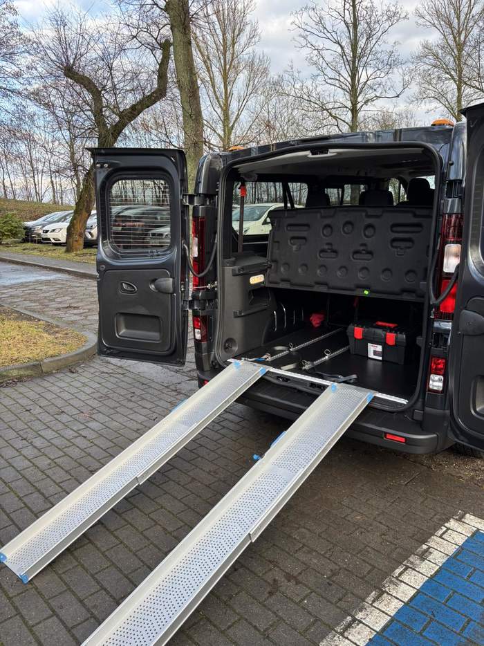 Pokaż zdjęcie: Widoczna rampa do wjazdu wózkiem na tył busa