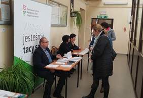 Pokaż zdjęcie: Stoiska eksperckie PFRON, ZUS i Urzędu Skarbowego