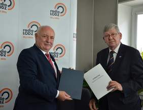 Pokaż zdjęcie: Dyrektor Łódzkiego Oddziału PFRON Władysław Skwarka i Prezes Zarządu Regionalnej Rozgłośni w Łodzi „Radio Łódź – Dariusz Szewczyk