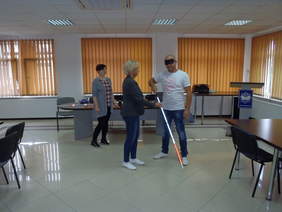 Możliwość praktycznych zajęć w goglach i symulatorach widzenia pozwoliły funkcjonariuszom poczuć jak funkcjonują osoby niewidome i słabowidzące.