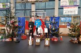 Pokaż zdjęcie: Uhonorowanie zwycięsców biegu głównego 