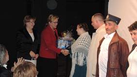 Pokaż zdjęcie: Wręczenie upominków dla aktorów z ŚDS w Żegocinie