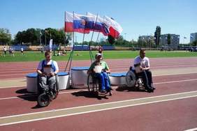 Zwycięzcy jednej z konkurencji na podium 