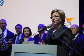 Pokaż zdjęcie: Dyrektor Marta Mordarska gratuluje Stowarzyszeniu "Nadzieja" 