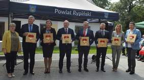 Pokaż zdjęcie: Kilka osób z czerwonymi sercami na drewnie