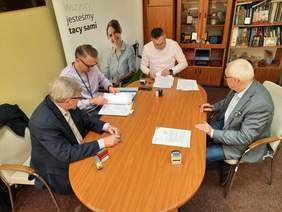 Pokaż zdjęcie: Podpisywanie umowy 