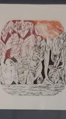 Pokaż zdjęcie: Przewaga białych, liści, których zarys i budowa zostały podkreślone poprzez użycie cienkich, grafitowych linii. Delikatne przebłyski czarnego i pomarańczowego tła. Po prawej drzewo o białym konarze oraz pomarańczowej, okrągłej górze, z domie