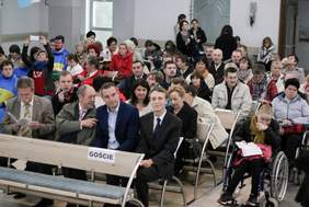 Pokaż zdjęcie: Przedstawiciel PFRON wraz z zaproszonymi gośćmi oraz uczestnikami przeglądu piosenki