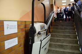 Pokaż zdjęcie: Oddanie do użytku platformy przyschodowej dofinansowanej ze środków PFRON dla Zespołu Szkół Specjalnych w Kościanie