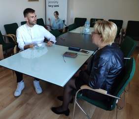Pokaż zdjęcie: Tomasz Karcz oraz dyrektor Marta Mordarska 