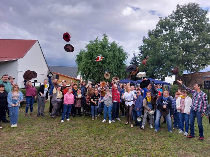 Pokaż zdjęcie: Uczestnicy XIX Festynu Sportowo-Rekreacyjnego ,,Na Dzikim Zachodzie” w Zbąszyniu