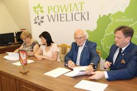 Pokaż zdjęcie: Marta Mordarska, dyrektor Małopolskiego Oddziału PFRON, Urszula Rusecka, Poseł na Sejm, Adam Kociołek - Starostwa Powiatu Wielickiego oraz Henryk Gawor-Wicestarosta Powiatu Wielickiego podczas podpisywania umowy w ramach Programu Wyrównywania Różni