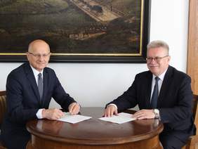 Pokaż zdjęcie: Prezydent Miasta Lublin Krzysztof Żuk i Dyrektor Oddziału Lubelskiego PFRON Jerzy Dębski przy stole na tle obrazu "Wjazd generała Zajączka do Lublina"