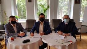 Pokaż zdjęcie: podpisanie umowy w ramach programu Stabilne Zatrudnienie