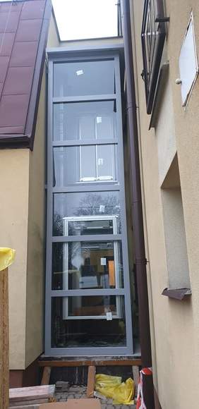 Pokaż zdjęcie: Winda przy Urzędzie Gminy w Wojcieszkowie,fot. U.G.Wojcieszków