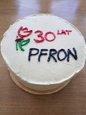 Tort okolicznościowy w jasnym kolorze z napisem 30 lat PFRON i logiem Funduszu.