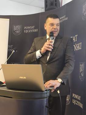 Pokaż zdjęcie: Prelegent mężczyzna w garniturze.