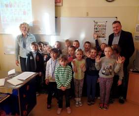 Pokaż zdjęcie: Adam Stromidło - prezes Małopolskiego Oddziału PZG z Danutą Homą - wychowawcą klasy pierwszej oraz uczniami