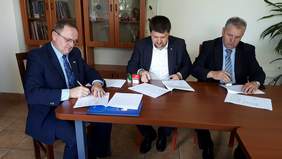 Pokaż zdjęcie: Podpisywanie umowy dofinansowania na zakup pojazdów i rehabilitację zawodową z Powiatem Kieleckim. Na zdjęciu od lewej: Andrzej Michalski Dyrektor Oddziału Świętokrzyskiego PFRON, Michał Godowski Starosta Kielecki oraz Bogdan Gierada Członek Zarz