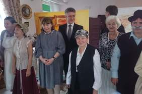 Pokaż zdjęcie: Senator RP z aktorami spektaklu 