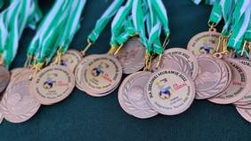 Pokaż zdjęcie: Medale dla drużyn piłkarskich turnieju Na Zielonej Murawie