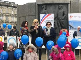 Pokaż zdjęcie: odczytanie Deklaracji Wspierania Osób Chorujących Psychicznie przez Agnieszkę Niedźwiecką Prezes TPN