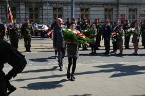 Pokaż zdjęcie: złożenie wieńca przez Władysława Skwarkę-Dyrektora Oddziału Łódzkiego PFRON