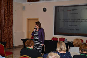 Pokaż zdjęcie: Joanna Długokęcka, kierownik projektu, prezentuje założenia projektu podczas seminarium, które odbyło się 11 września w Warszawie, w Centrum Konferencyjnym Kopernika.