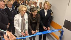 Pokaż zdjęcie: Ewa Sapiejka - zastępca kierownika Oddziału Pediatrii i Mukowiscydozy, Małgorzata Paszkowicz - prezes zarządu szpitala, Agnieszka Kapała-Sokalska - wicemarszałek województwa pomorskiego