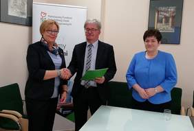 Pokaż zdjęcie: Podpisanie umowy z Gminą Klucze. Od lewej: dyrektor Marta Mordarska,Wójt Gminy – Norbert Bień i skarbnik gminy – Marta Mędrek