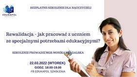 Pokaż zdjęcie: Po prawej stronie, na szarym tle widnieje zdjęcie uśmiechniętej kobiety ubranej w bluzkę w różowe paski i trzymającej w dłoniach notatnik oraz długopis. Na górze umieszczony został logotyp organizatora szkolenia oraz następujące sformułowanie: „Bezpłatne szkolenie dla nauczycieli”. Poniżej zamieszczone zostały pozostałe informacje na temat szkolenia, które można znaleźć w treści niniejszej publikacji.