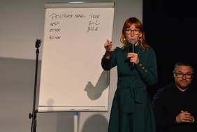 Pokaż zdjęcie: Wystąpienie Anny Jung, wicestarosty gnieźnieńskiego podczas konferencji pt. „Technologie wspomagające – dostępem do rozwoju i nowoczesności”