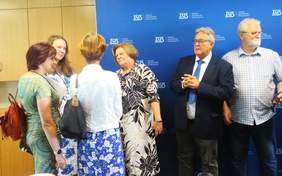 Rozmowy w kuluarach - Dyrektor ALeksandra Gierej i przedsatwicielki NFZ, a po lewej p.o. Okręgowego Inspektora Pracy w Bydgoszczy Andrzej Bugalski Zdzisław Tylicki – Przewodniczący Prezydium Okręgowego Oddziału Zarządu Polskiego Związku Emerytów i Rencistów w Bydgoszczy