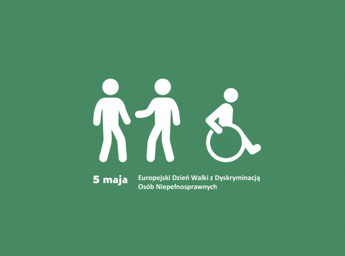 Na zielonym tle kontur trzech stojących razem postaci namalowanych białym kolorem. Jedna z nich jest na wózku.