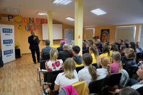 Pokaż zdjęcie: Ks. Krzysztof Banasik prowadzi spotkanie