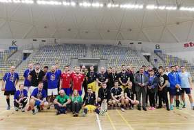 Pokaż zdjęcie: Pamiątkowa fotografia drużyn dorosłych po rozdaniu medali i pucharów