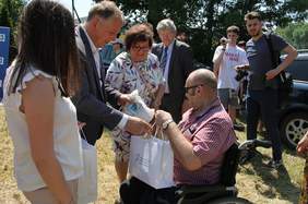 Pokaż zdjęcie: przekazanie nagród laureatom konkursu