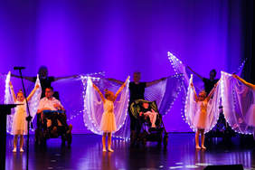 Pokaż zdjęcie: Prezentacja muzyczna niepełnosprawnych wykonawców