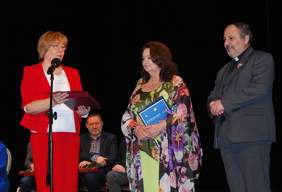 Pokaż zdjęcie: Dyrektor Marta mordarska pzekazała Organizatorom podziękowania i gratulacje