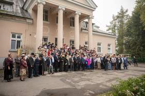 Pokaż zdjęcie: Na schodach zabytkowego pałacu do pamiątkowego zdjęcia zapozowali wszyscy uczestnicy uroczystości.