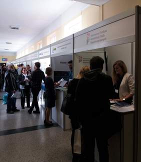 Pokaż zdjęcie: Targi Pracy na Akademii Górniczo-Hutniczej w Krakowie- stoisko Oddziału Małopolskiego PFRON