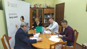 Pokaż zdjęcie: podpisanie umowy z przedstawicielem firmy TEXPOL sp. z o.o.