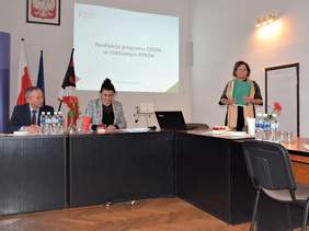 Pokaż zdjęcie: Dyrektor Kujawsko-Pomorskiego Oddziału PFRON Aleksandra Gierej podczas wystąpienia, w tle na ekranie widnieje temat: Realizacja programu CIDON w Oddziałach PFRON