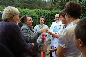 Pokaż zdjęcie: Uroczystość przekazania nowego busa przeznaczonego do przewozu osób niepełnosprawnych