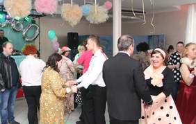 Pokaż zdjęcie: uczestnicy balu integracyjnego 