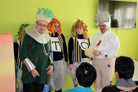 Pokaż zdjęcie: występ artystyczny podopiecznych i terapeutów ŚDS w Rożdżałach