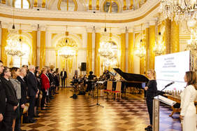 Pokaż zdjęcie: Uczestnicy gali Sztuka Osób Niepełnosprawnych na stojąco odśpiewali Rotę