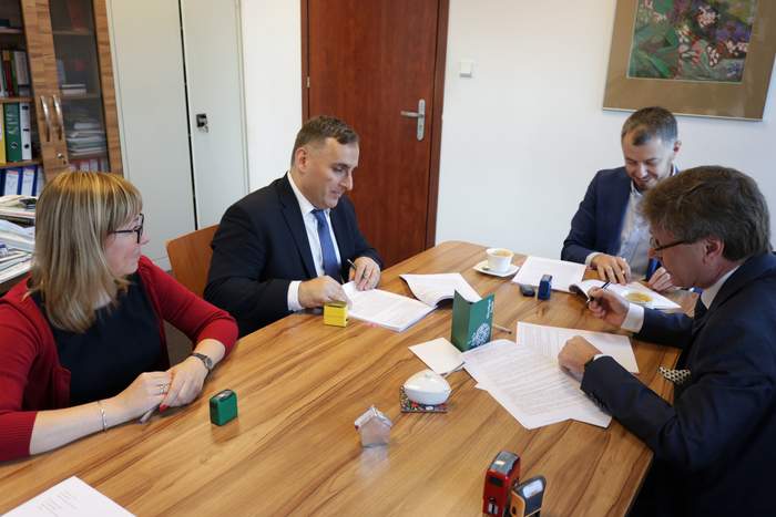 Pokaż zdjęcie: od prawej: dr. Tomasz Białas - Rektor Wyższej Szkoły Administracji i Biznesu w Gdyni, Paweł Grzegorz Czapliński – Prezes Zarządu Fundacja Aktywności Zawodowej, Dariusz Majorek - Dyrektor Oddziału Pomorskiego PFRON