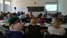 Pokaż zdjęcie: Spotkanie konsultacyjne dla warsztatów terapii zajęciowej i powiatowych centrów pomocy rodzinie prowadzone przez specjalistę Oddziału Wielkopolskiego PFRON