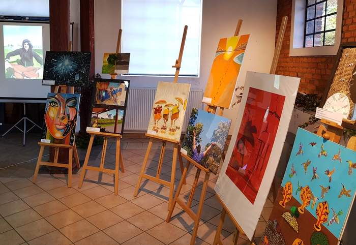 Pokaż zdjęcie: Wystawa prac plastycznych uczestników XX edycji konkursu plastycznego „Sztuka Osób Niepełnosprawnych” w Muzeum Leśnictwa w Gołuchowie